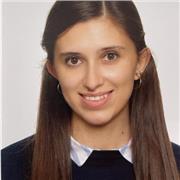 Profesora de primaria e infantil que funciona como profesora de apoyo o ampliación